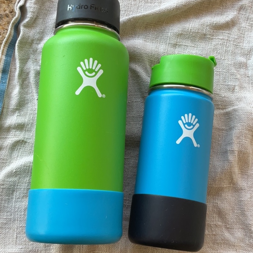 Set 2 Hydro Flask Green/ Blue Water Bottles BPA Free 32and 16 w/ Rubber Bumpers